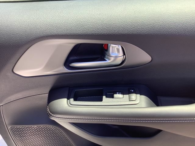 New 2027 Chrysler Pacifica Limited FWD image 40