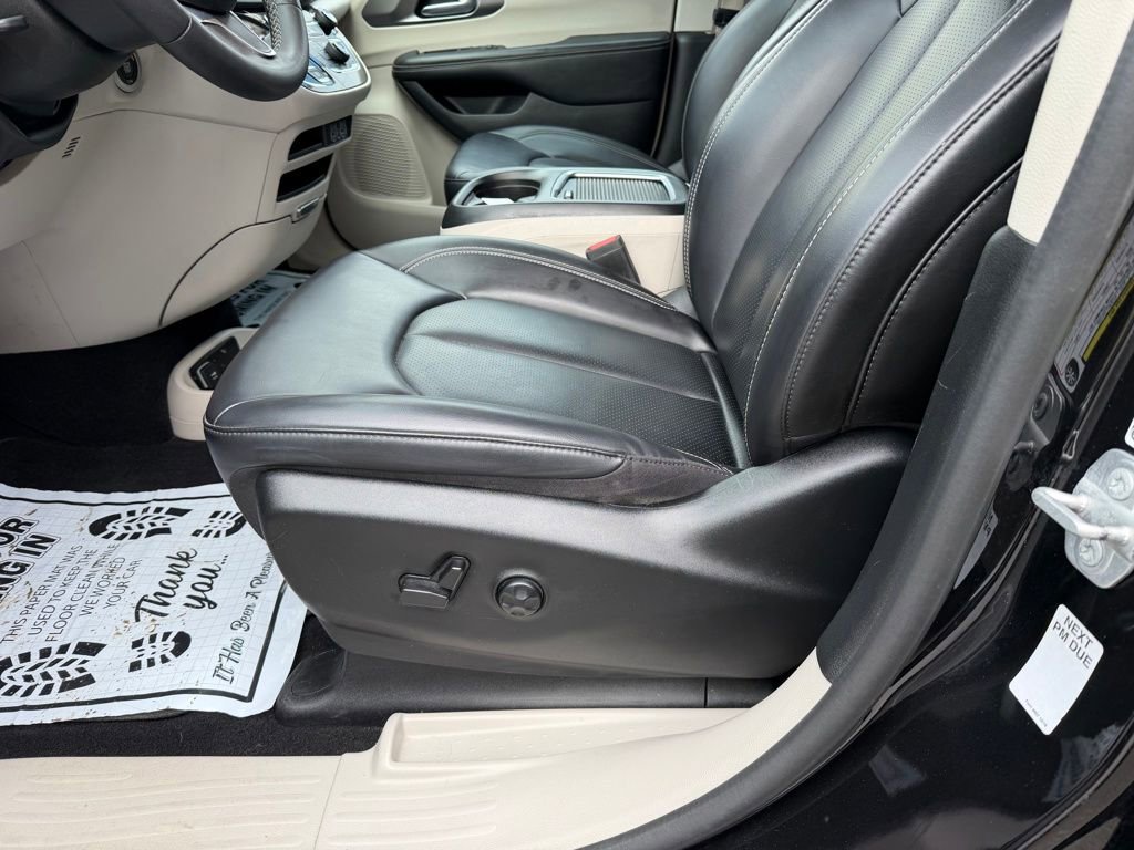 Used 2023 Chrysler Pacifica Touring-L image 13