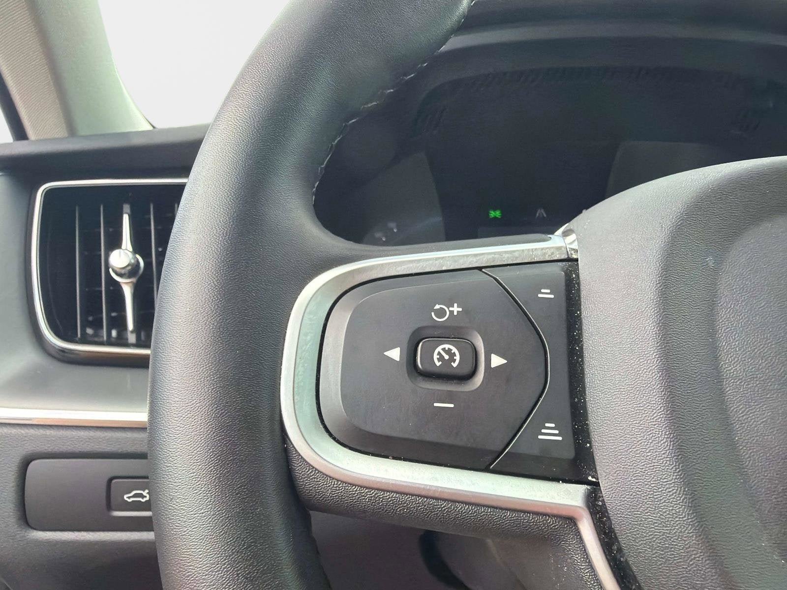 Certified 2025 Volvo XC60 B5 Core AWD/4WD image 27