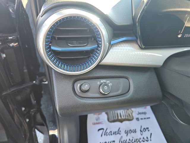 Used 2025 Chevrolet Trax LT w/ LT Convenience Package image 19