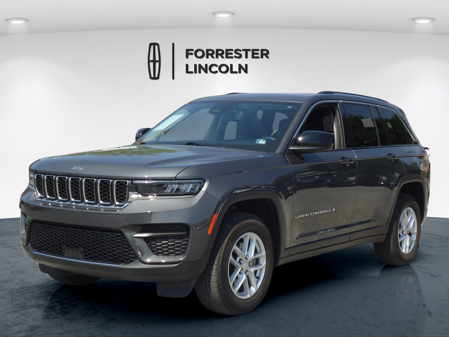 Used 2023 Jeep Grand Cherokee Laredo X AWD/4WD image 7