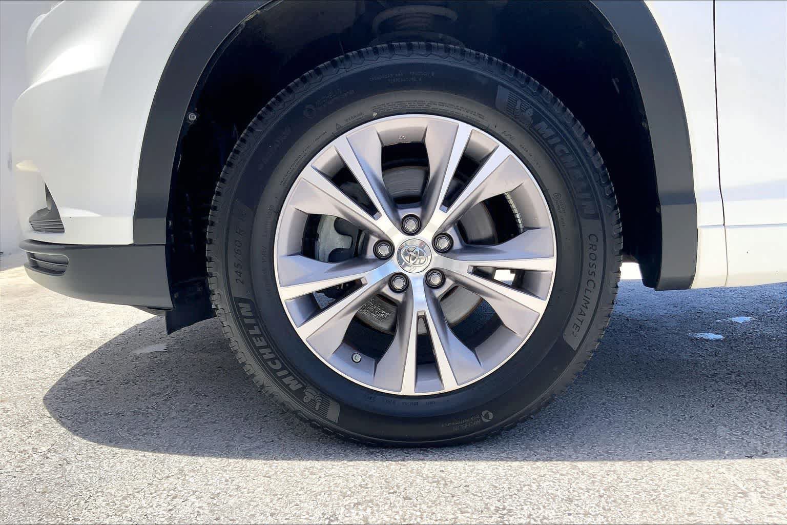 Used 2014 Toyota Highlander XLE w/ Preferred Accessory Package AWD/4WD image 8