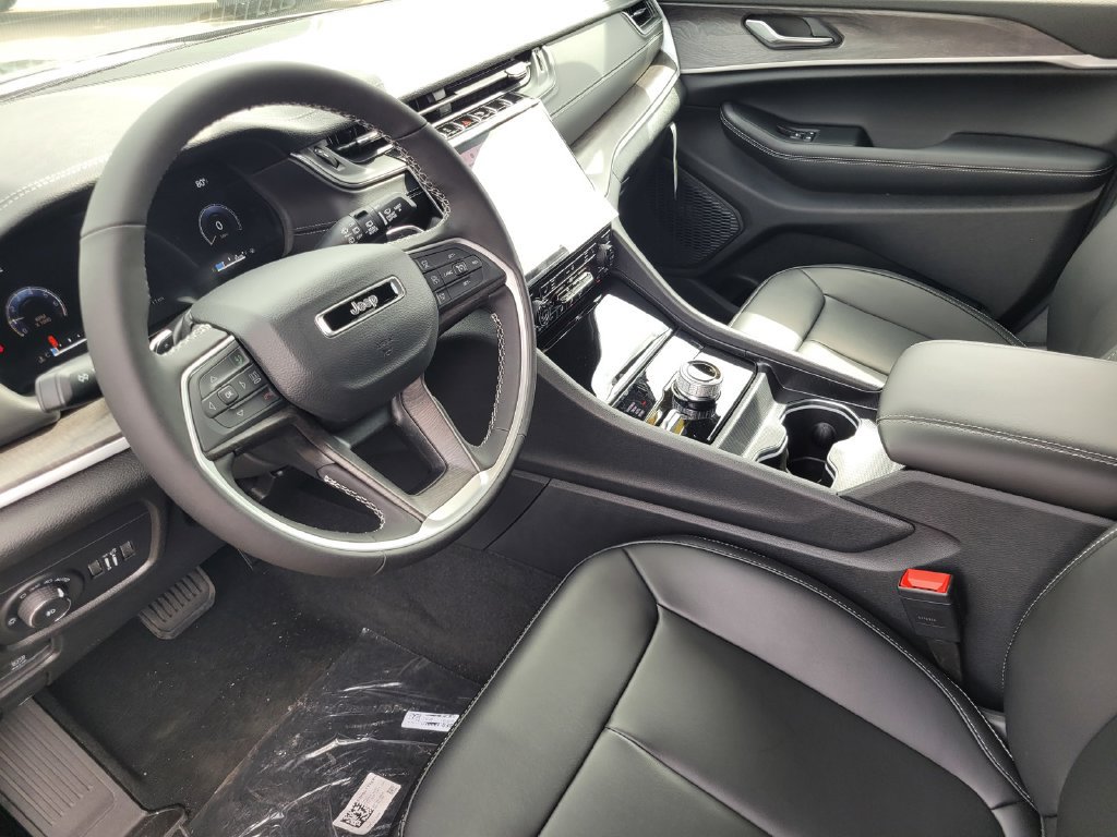 New 2025 Jeep Grand Cherokee L Limited w/ Black Appearance Package AWD/4WD image 6