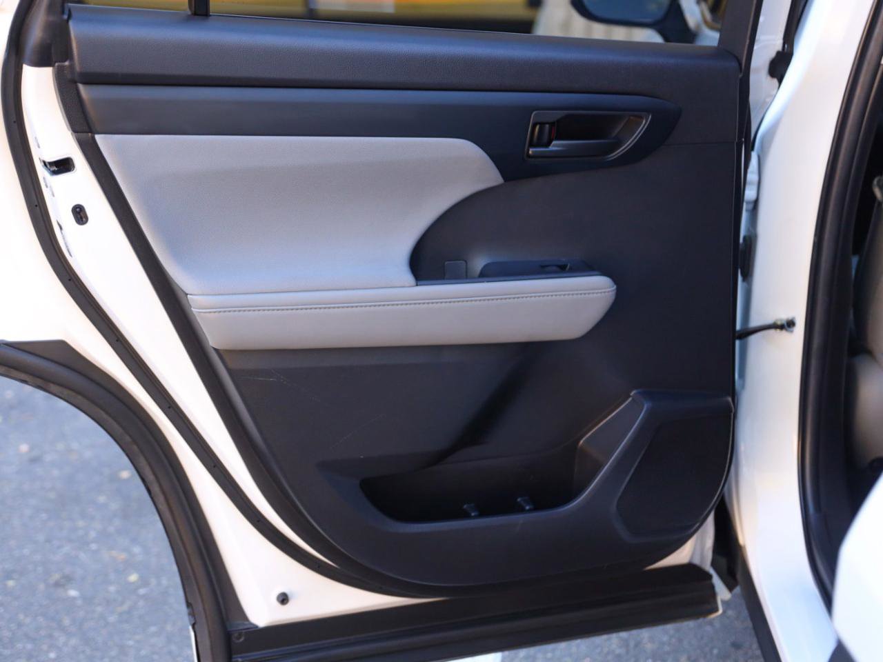 Used 2022 Toyota Highlander L image 26