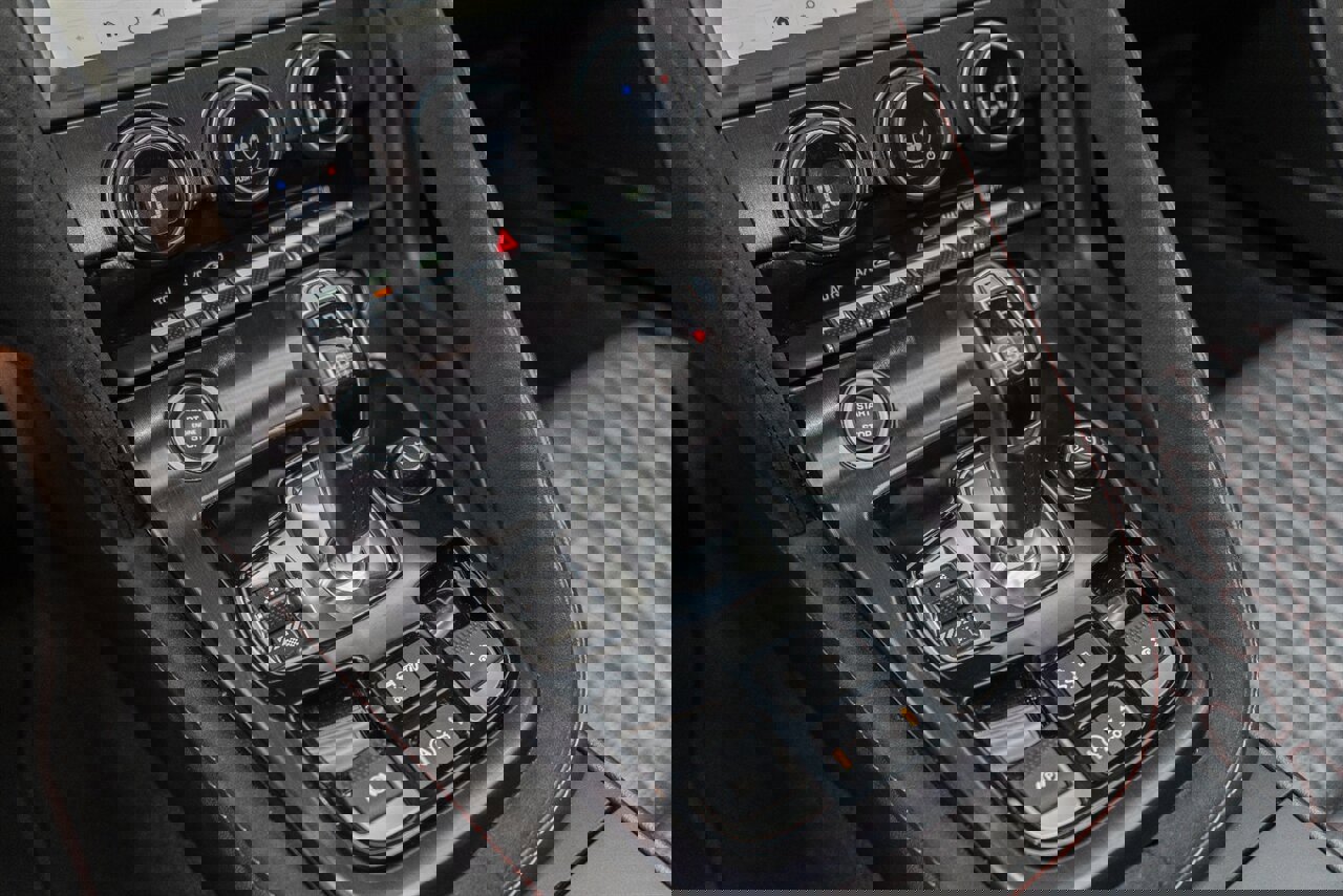 Used 2020 Jaguar F-TYPE SVR image 85