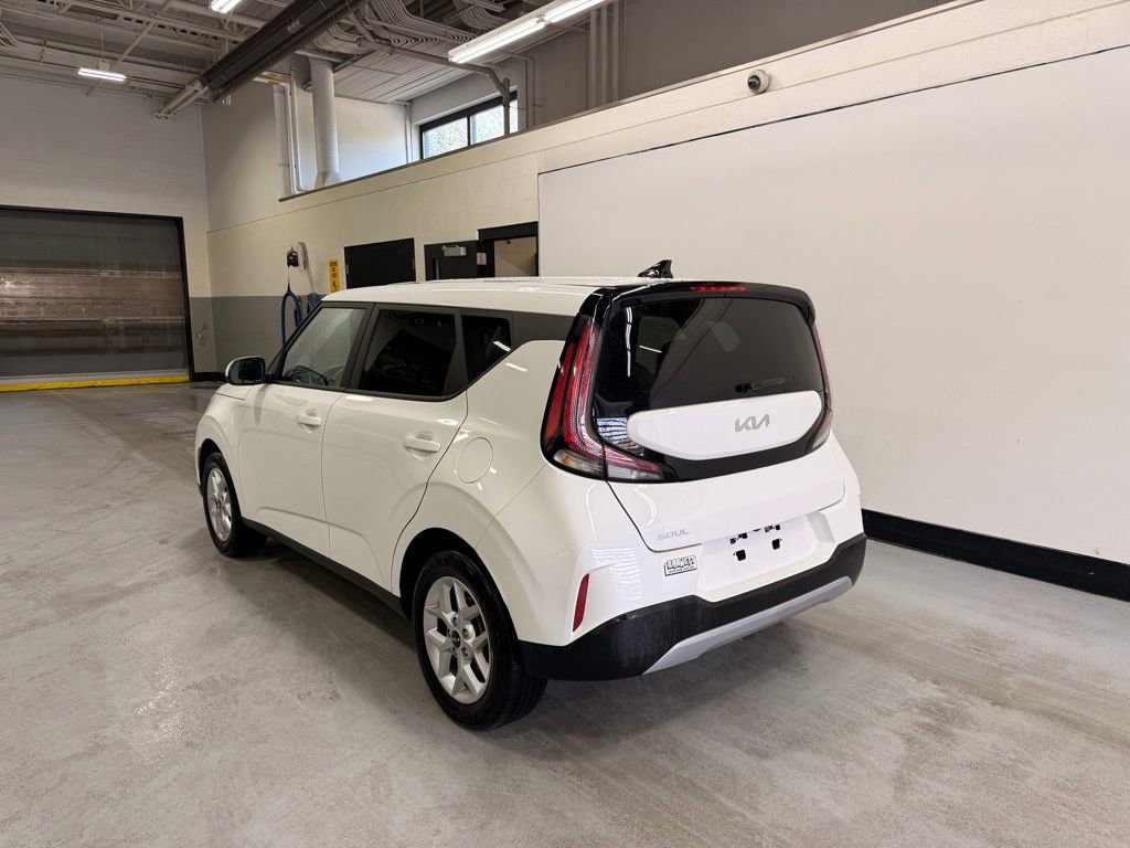 Used 2025 Kia Soul LX w/ LX Technology Package FWD image 3