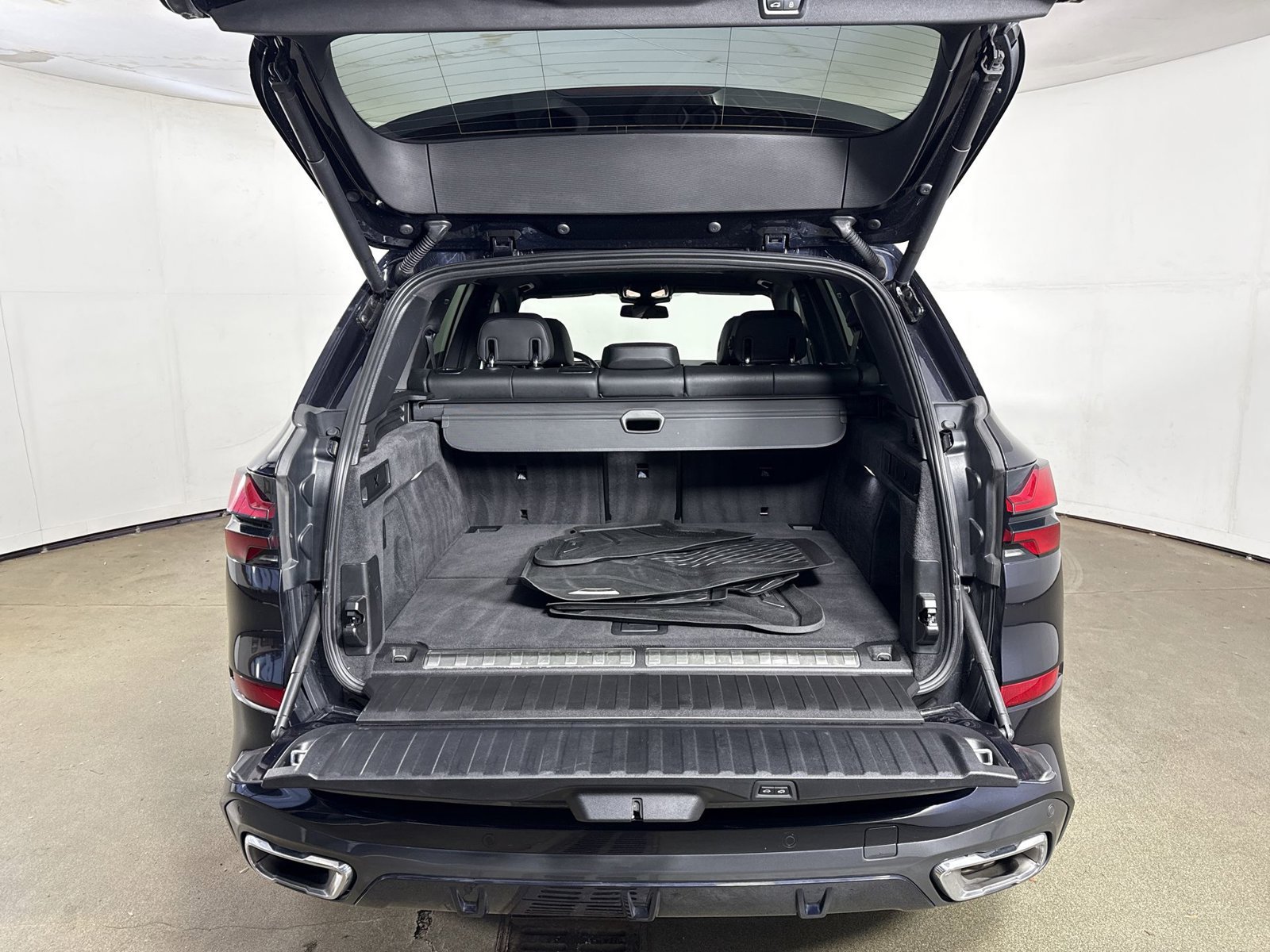Used 2024 BMW X5 xDrive50e w/ M Sport Package AWD/4WD image 34