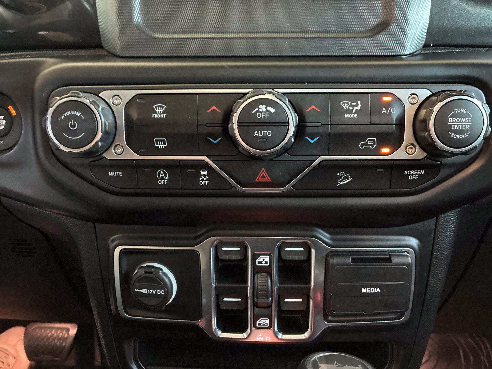 Used 2020 Jeep Wrangler Unlimited Sahara AWD/4WD image 25