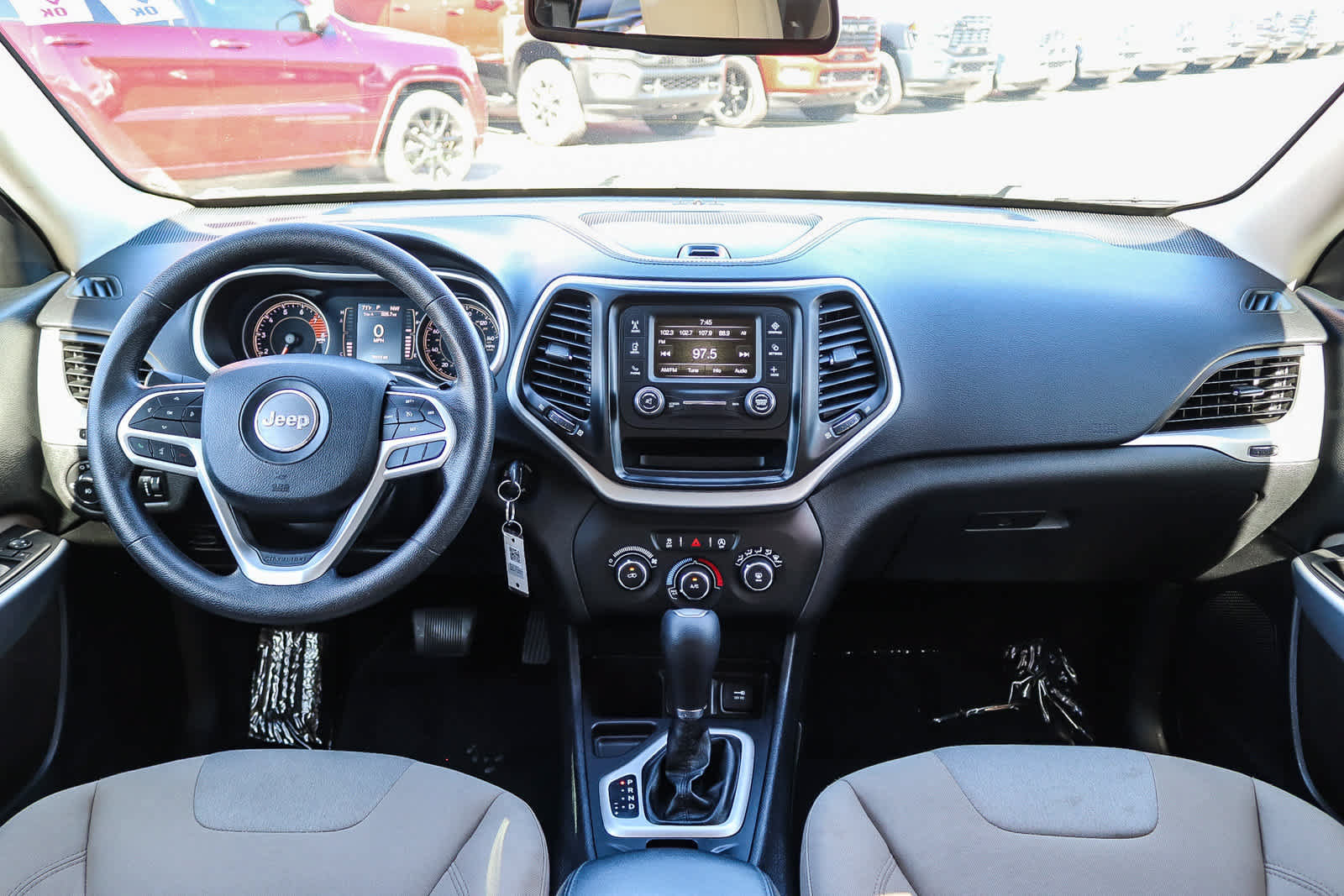 Used 2018 Jeep Cherokee Latitude FWD image 12