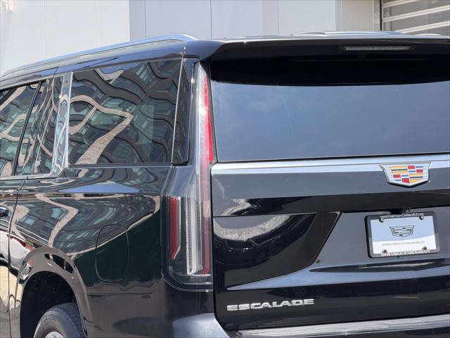 Used 2023 Cadillac Escalade ESV Luxury AWD/4WD image 13