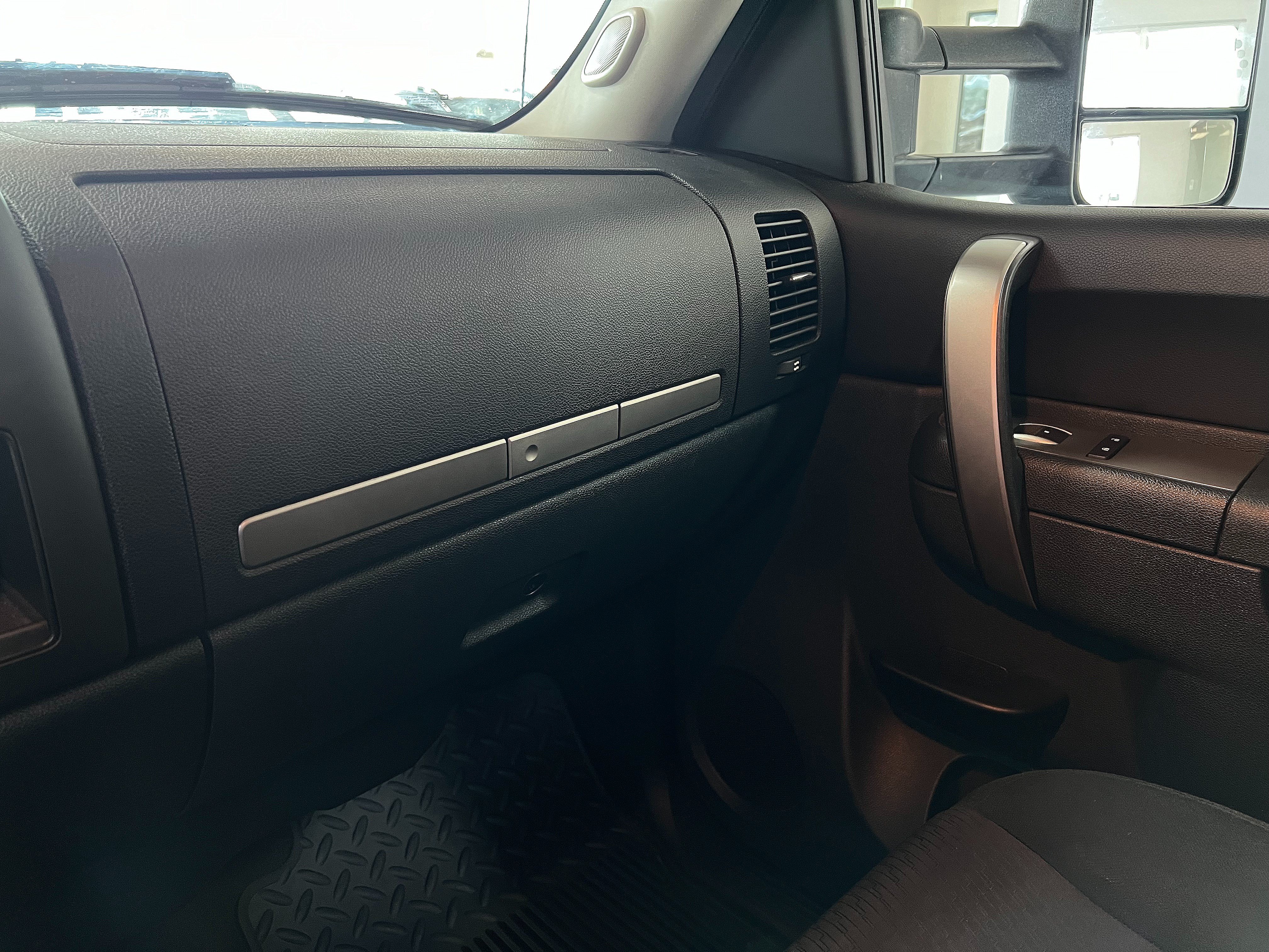 Used 2011 Chevrolet Silverado 2500 LT w/ Interior Plus Package AWD/4WD image 16