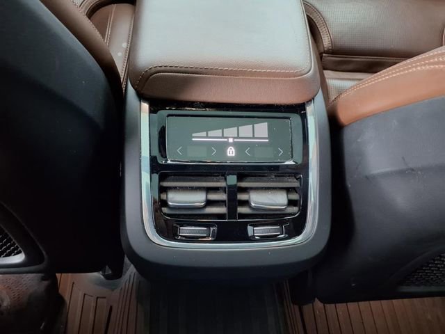 Used 2023 Volvo XC60 B5 Ultimate w/ Protection Package Premier FWD image 11