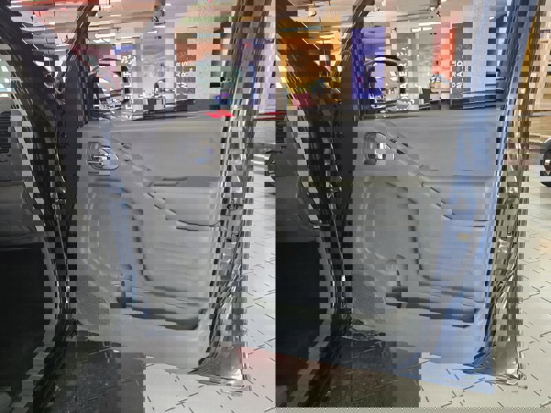 Used 2018 Nissan Frontier SV image 12