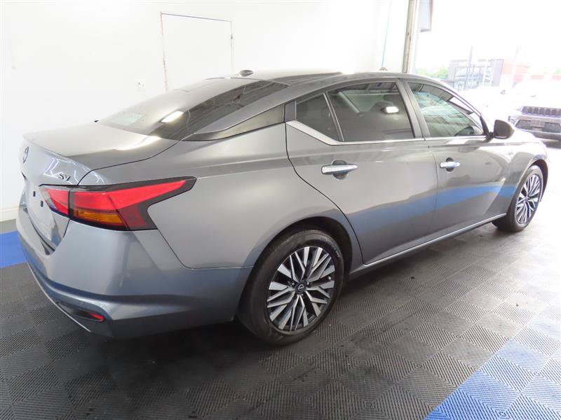 Used 2024 Nissan Altima 2.5 SV FWD image 14