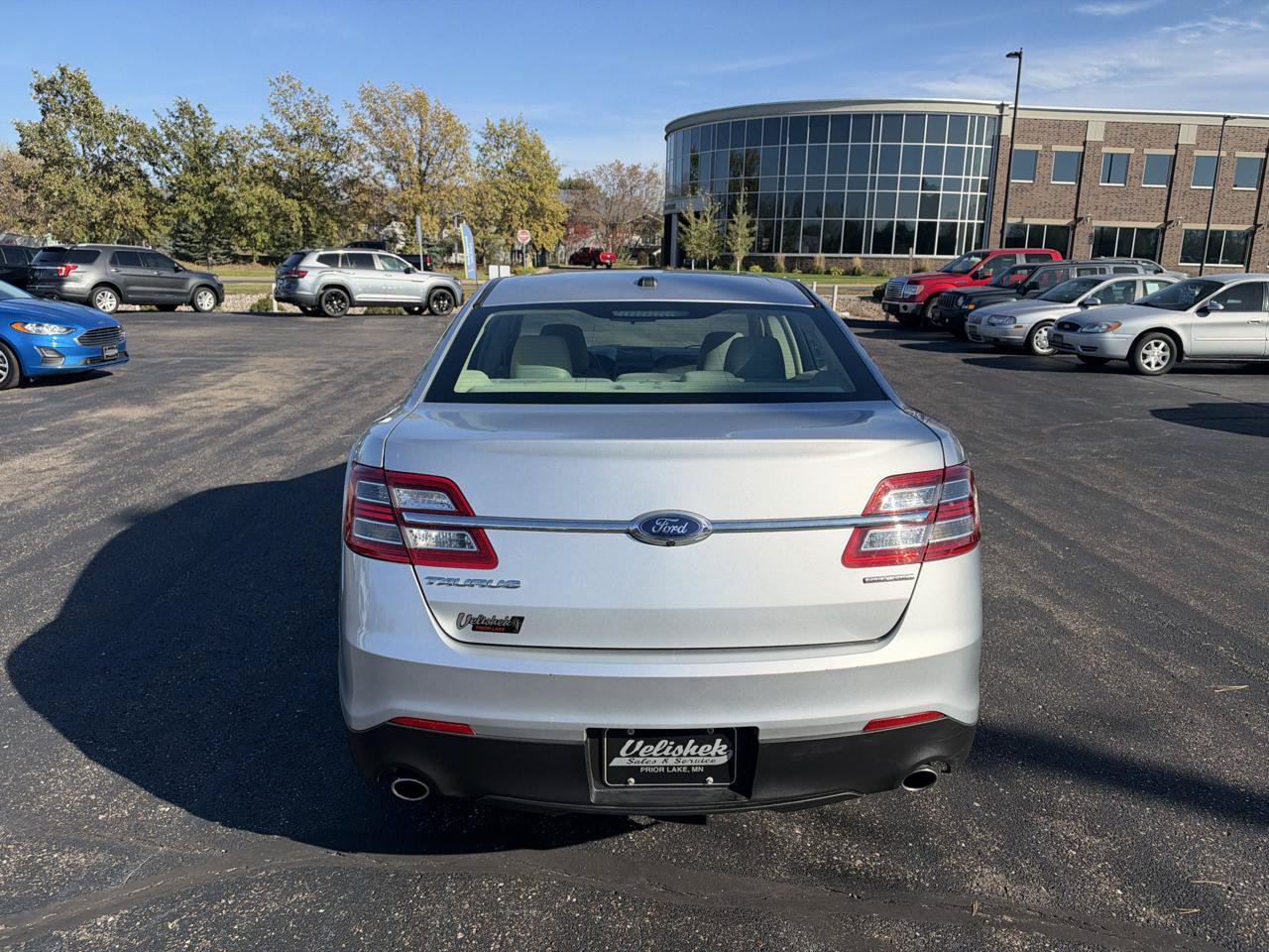 Used 2018 Ford Taurus SE FWD image 4