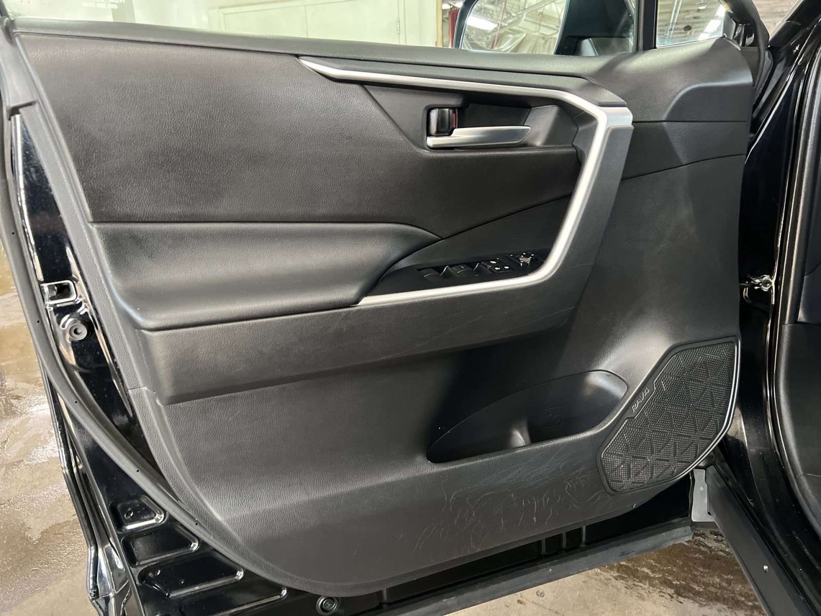 Used 2020 Toyota RAV4 XLE w/ Convenience Package image 14