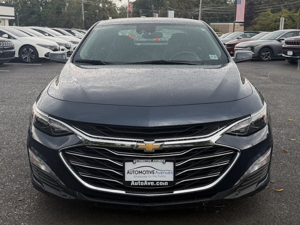 Used 2022 Chevrolet Malibu LT w/ Leather Package FWD image 2