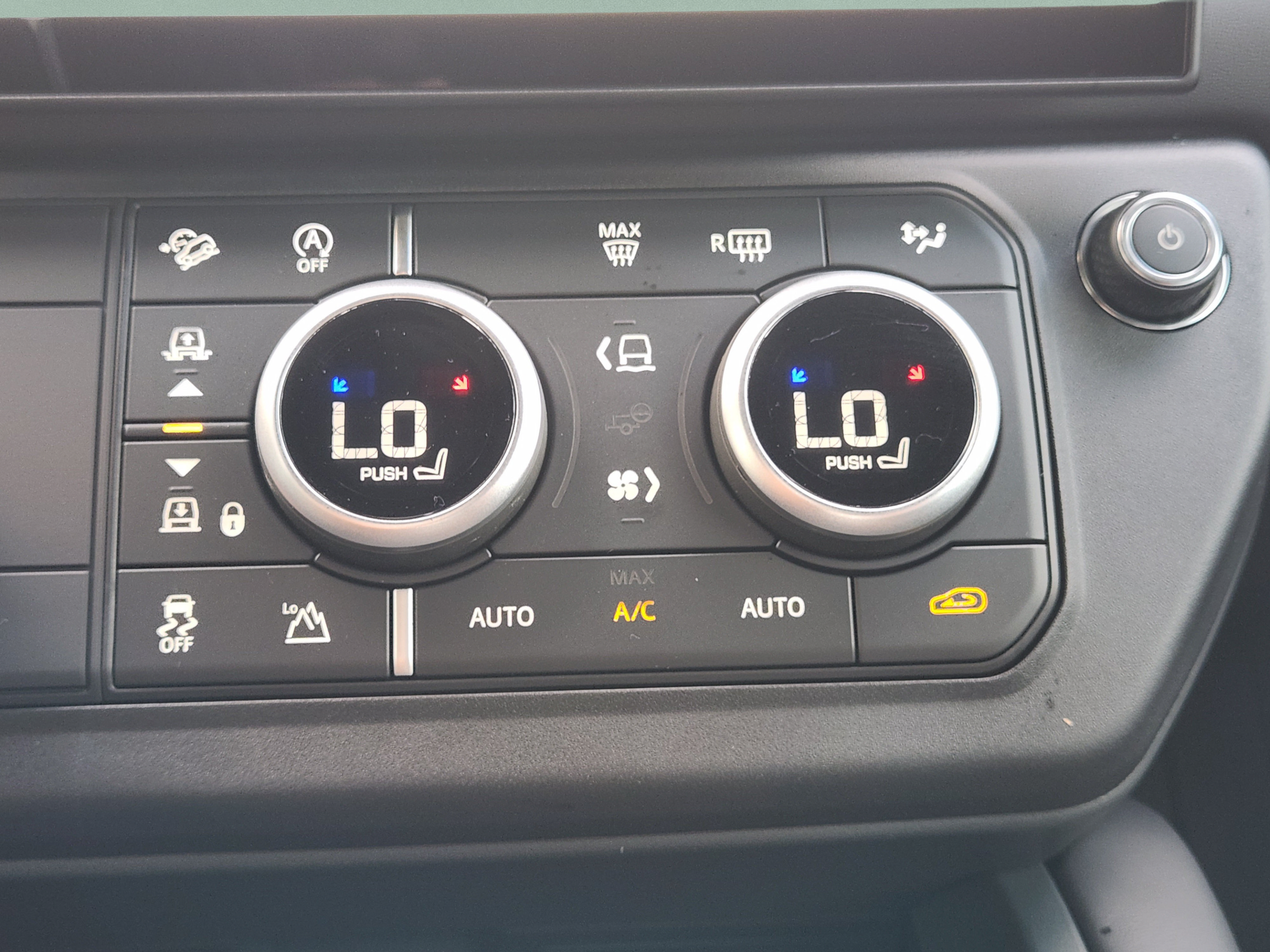 New 2026 Land Rover Defender 110 X-Dynamic SE AWD/4WD image 14
