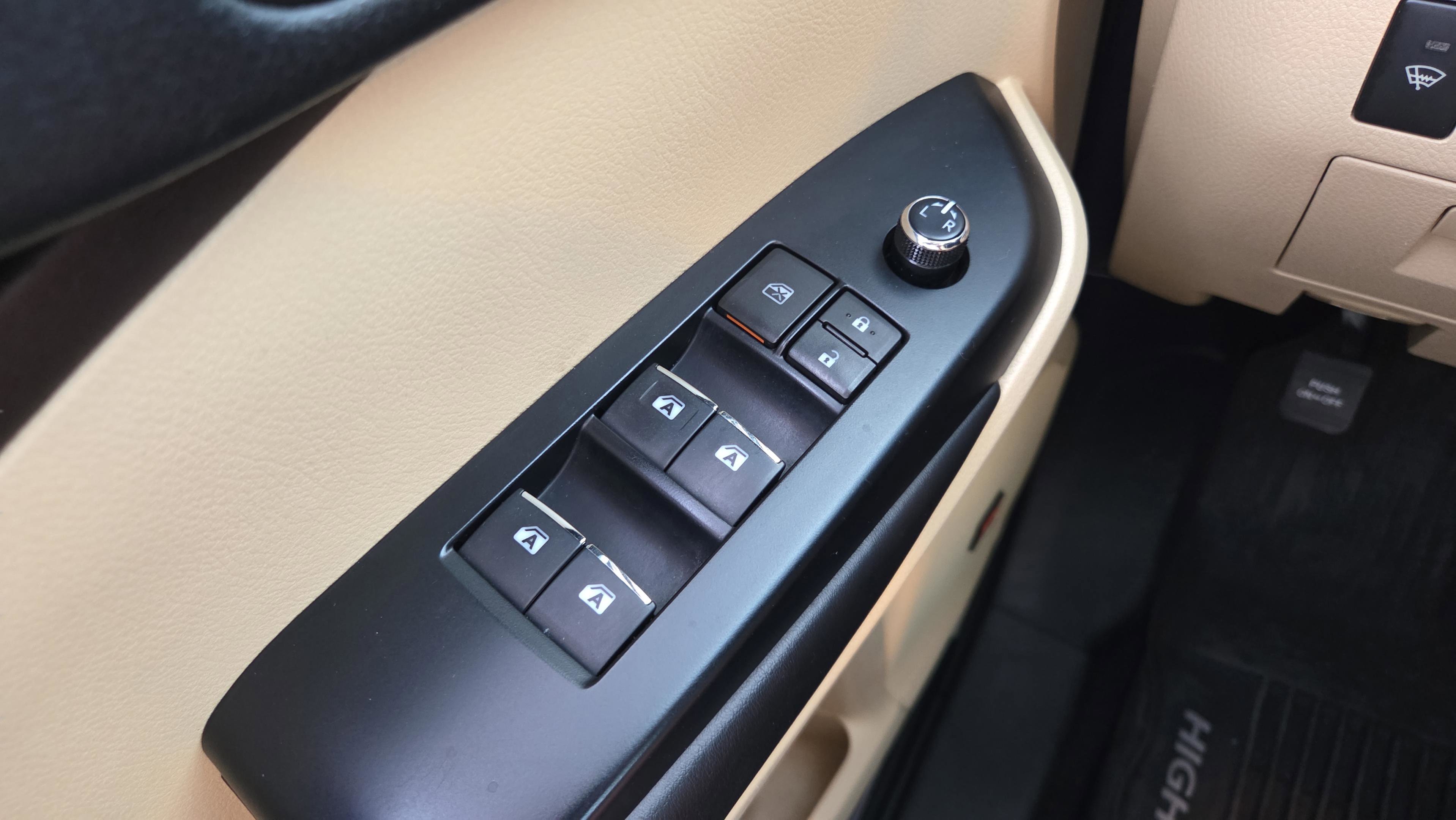 Used 2018 Toyota Highlander Limited Platinum image 28