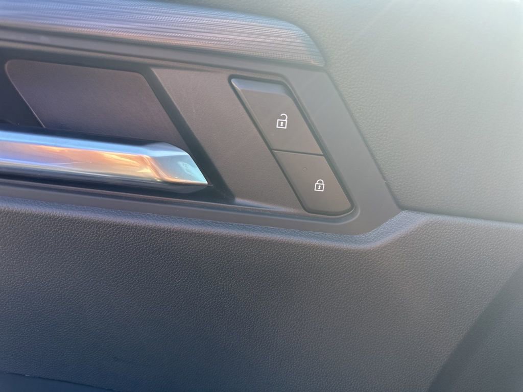 Used 2025 GMC Acadia Elevation w/ Elevation Premium Package image 17