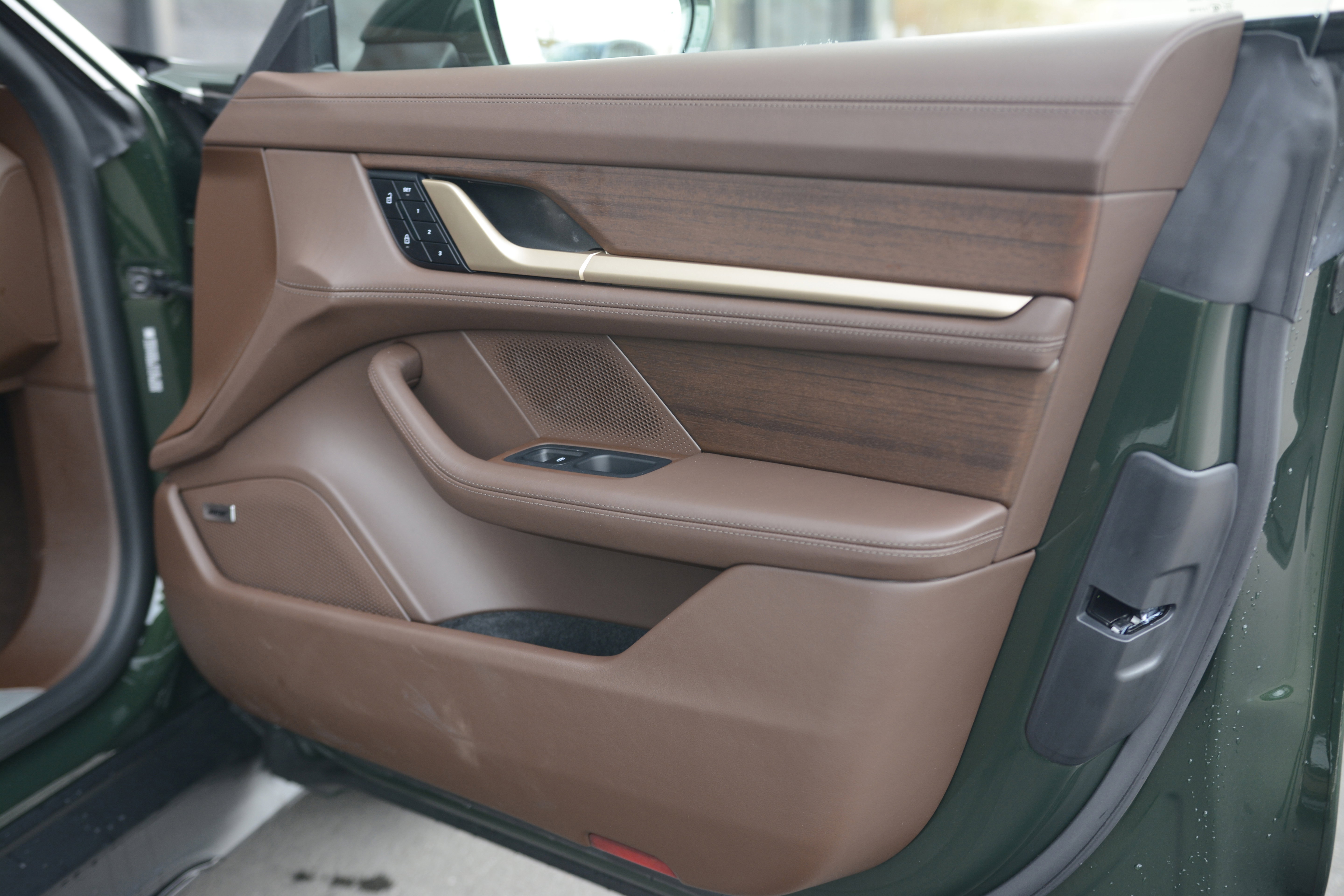 Certified 2025 Porsche Taycan 4 Cross Turismo AWD/4WD image 26