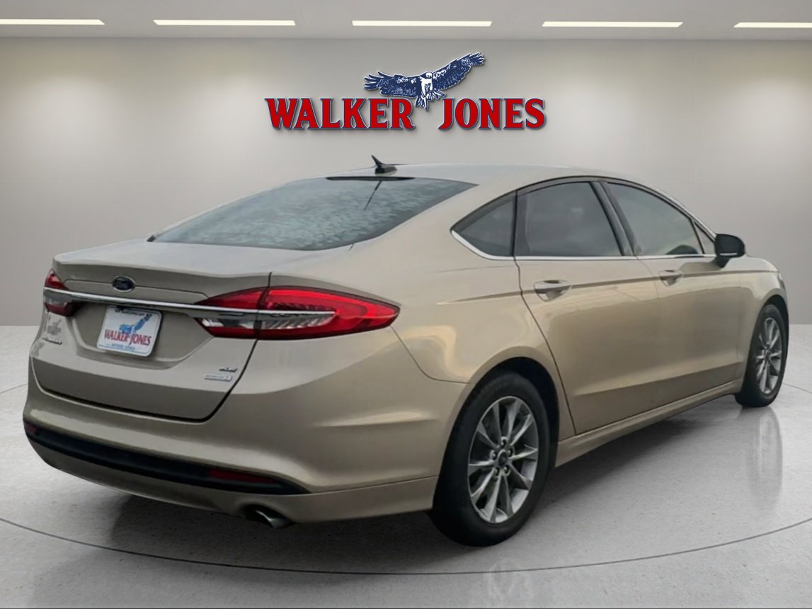 Used 2017 Ford Fusion SE FWD image 3