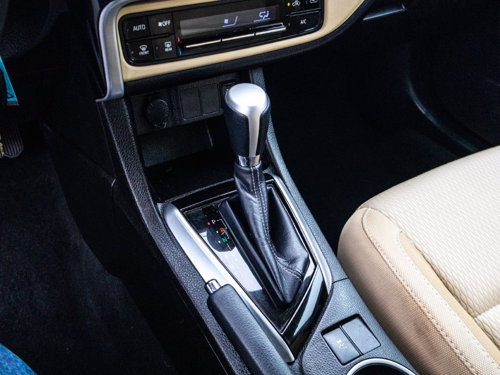 Used 2017 Toyota Corolla LE w/ Carpet Mat Package (TMS) FWD image 21
