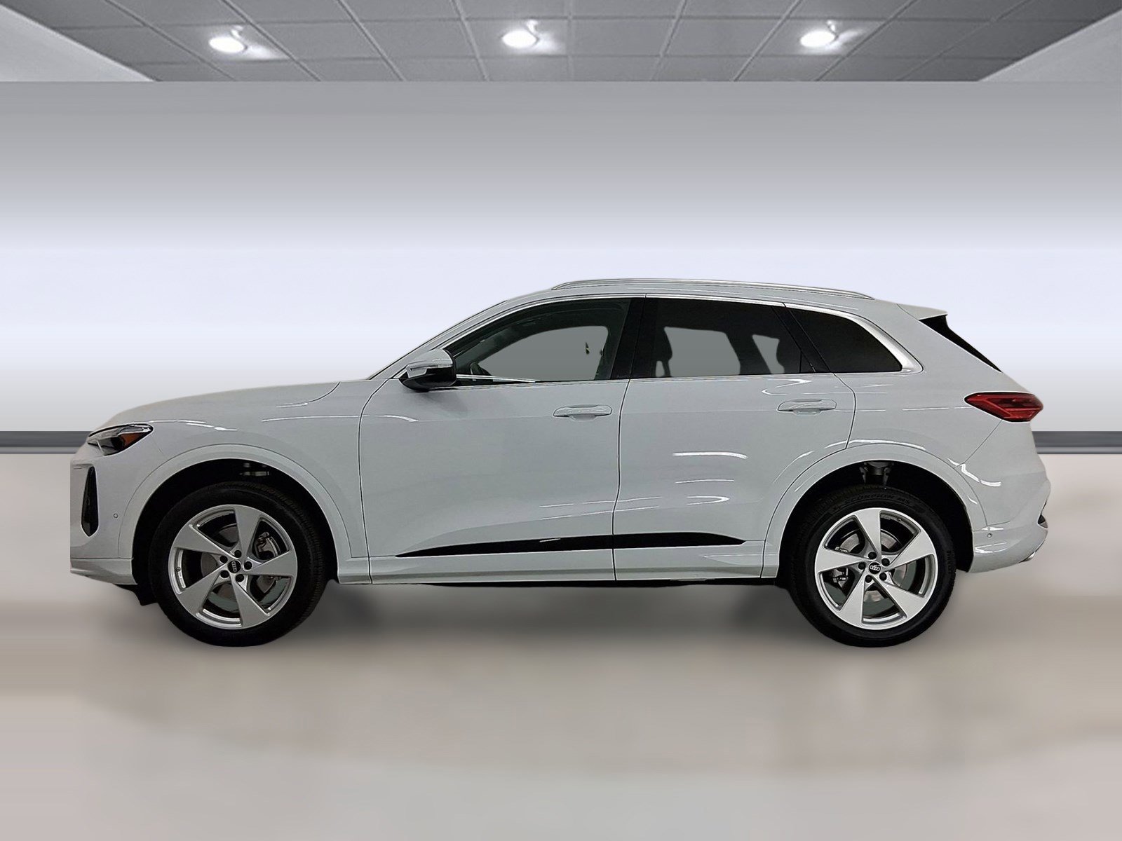 Used 2025 Audi Q5 Premium Plus w/ Premium Plus image 2