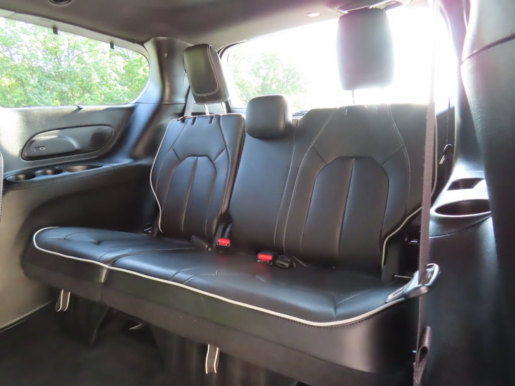 Certified 2025 Chrysler Pacifica Limited FWD image 27
