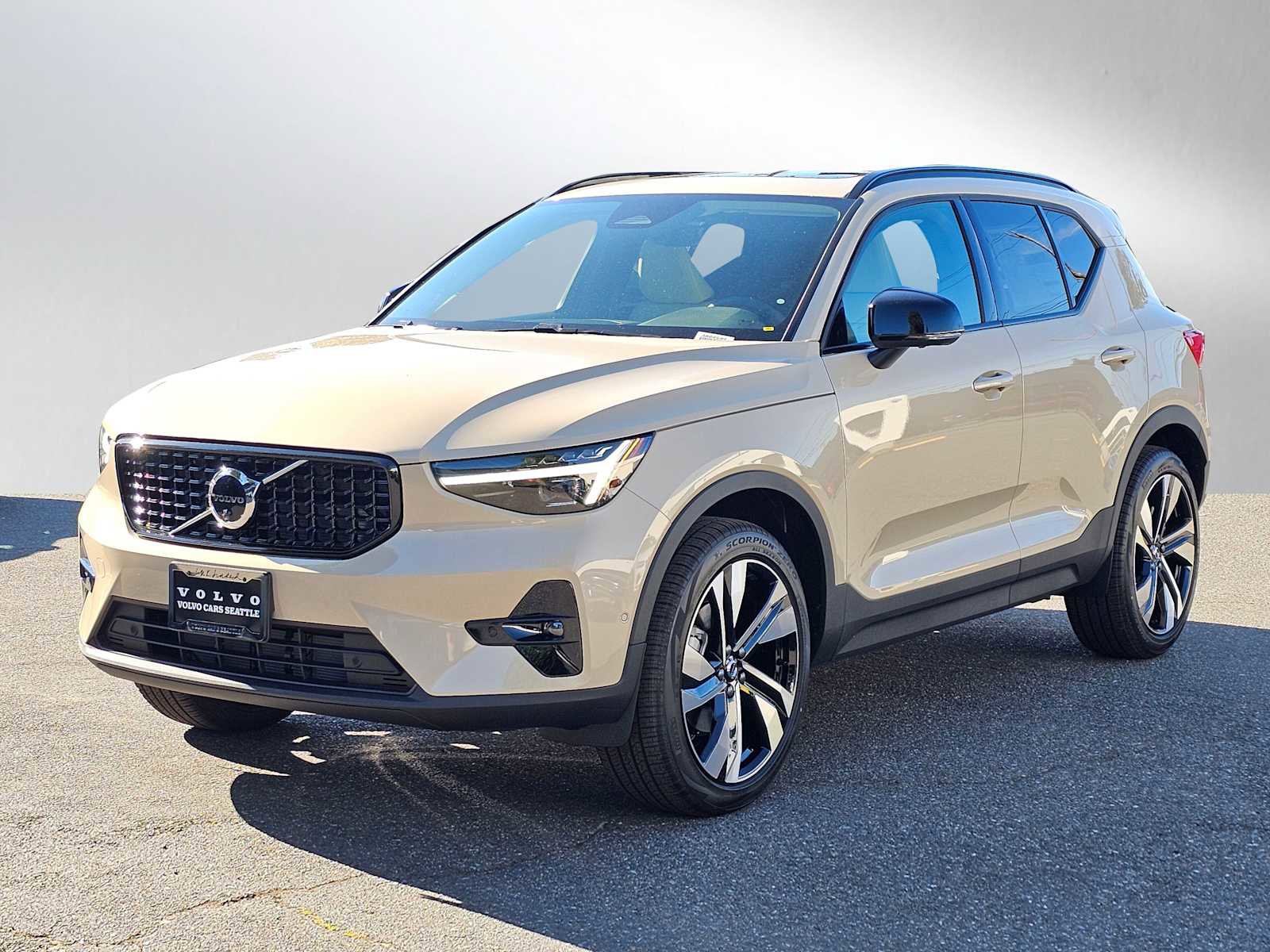 New 2025 Volvo XC40 B5 Plus w/ Climate Package image 3