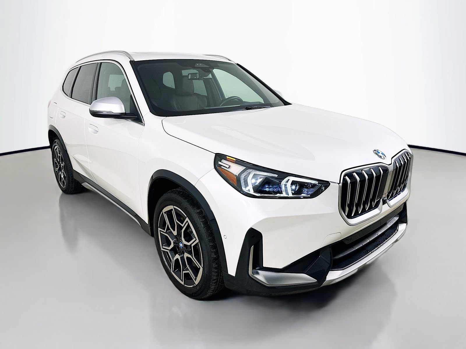 Used 2023 BMW X1 xDrive28i w/ Premium Package AWD/4WD image 3