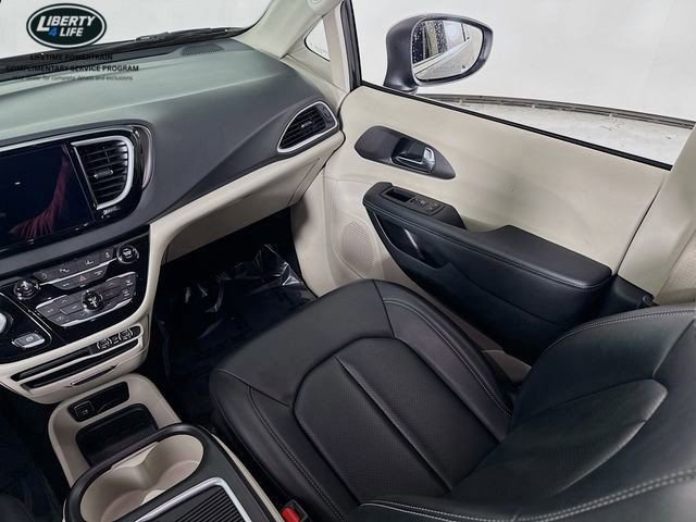 Used 2023 Chrysler Pacifica Touring-L image 22