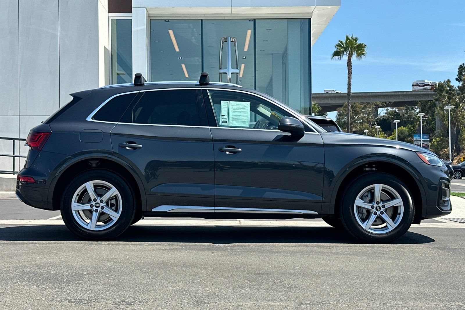 Used 2023 Audi Q5 2.0T Premium w/ Convenience Package AWD/4WD image 2