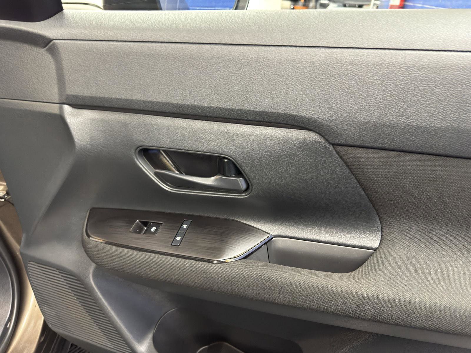 Used 2025 Nissan Kicks S AWD/4WD image 37