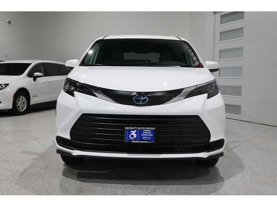 New 2025 Toyota Sienna LE image 4