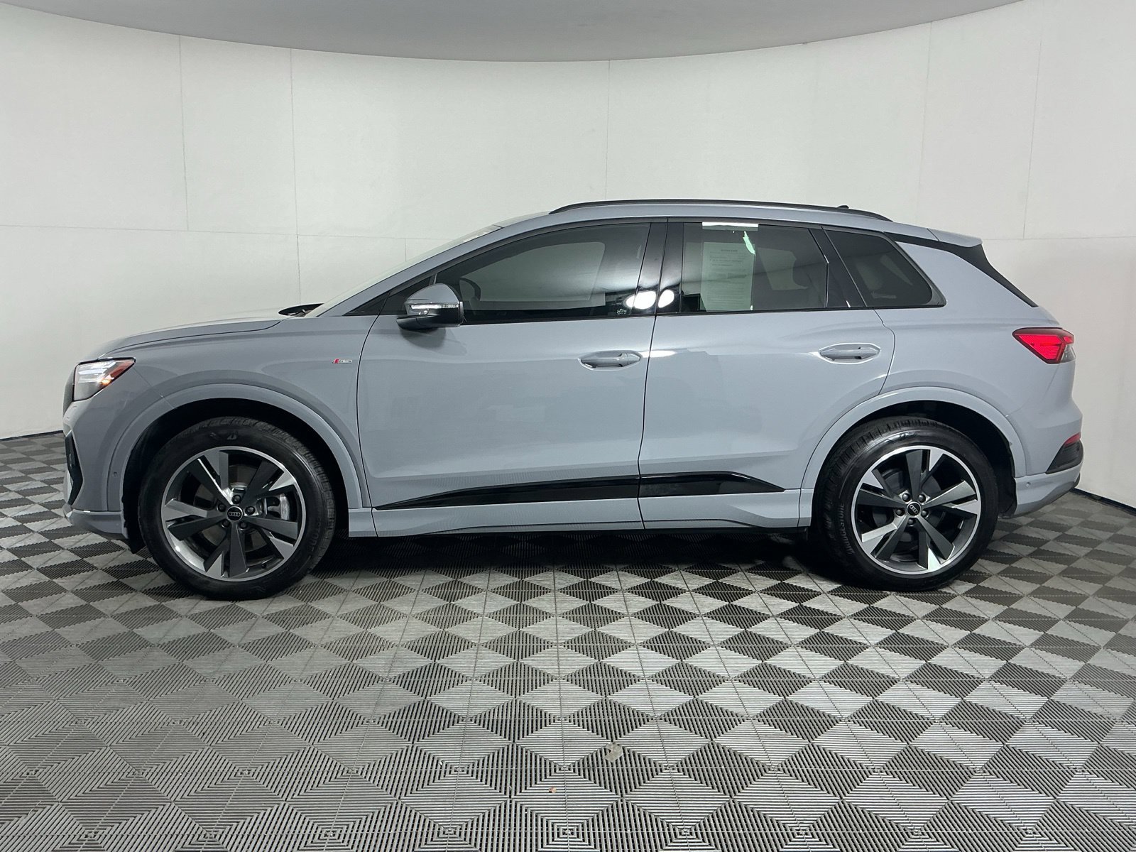 Used 2024 Audi Q4 e-tron Prestige AWD/4WD image 4