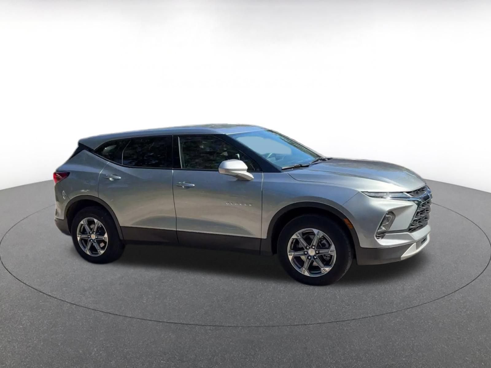 Used 2026 Chevrolet Blazer LT FWD image 2