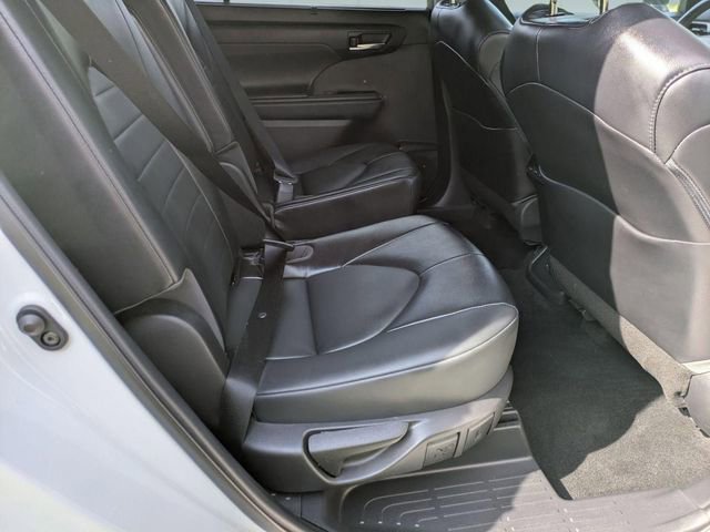 Used 2022 Toyota Highlander XLE AWD/4WD image 31