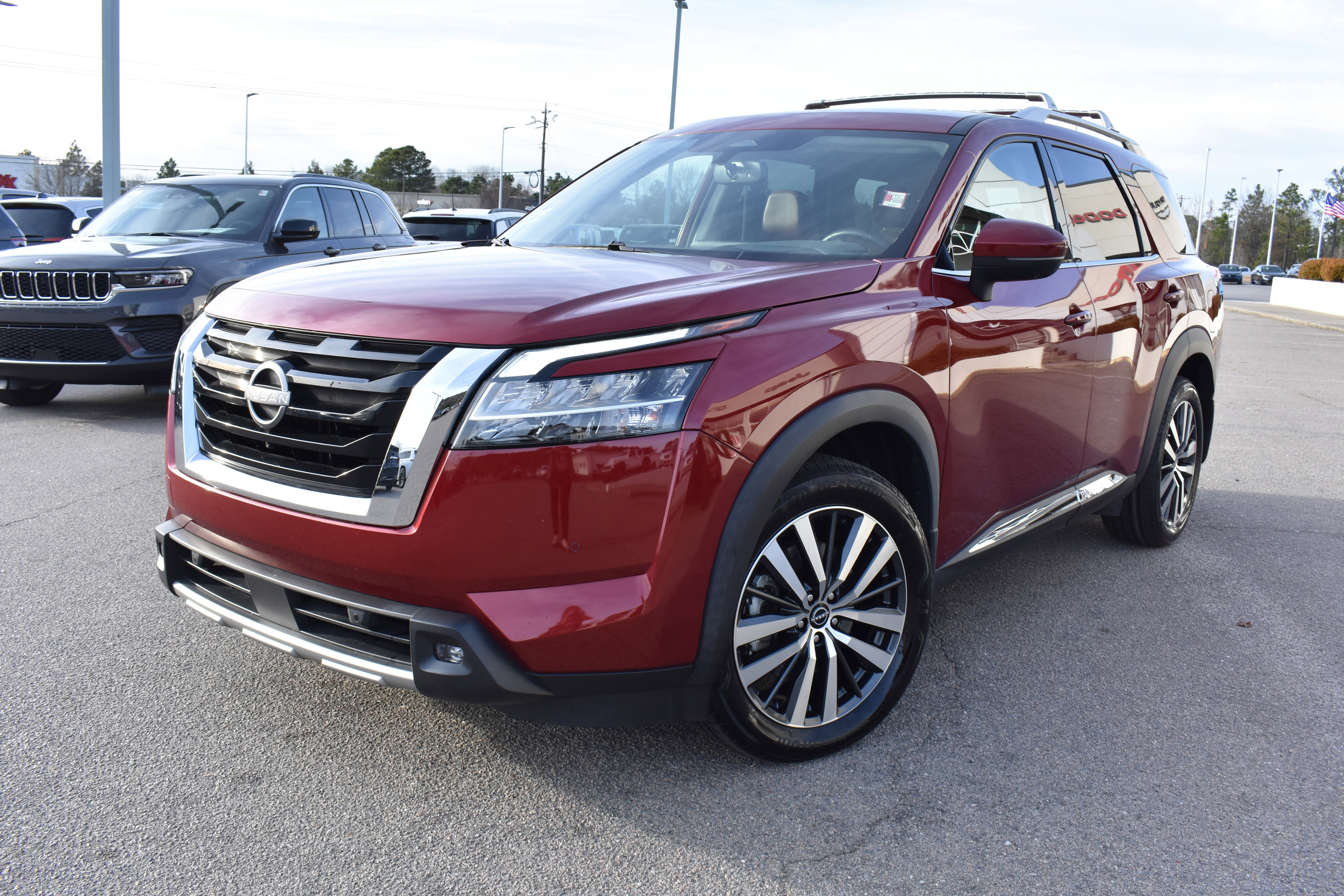 Used 2022 Nissan Pathfinder Platinum w/ Cargo Package image 5