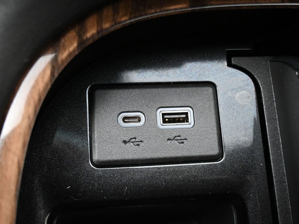 Used 2021 Cadillac Escalade ESV Premium Luxury Platinum image 32