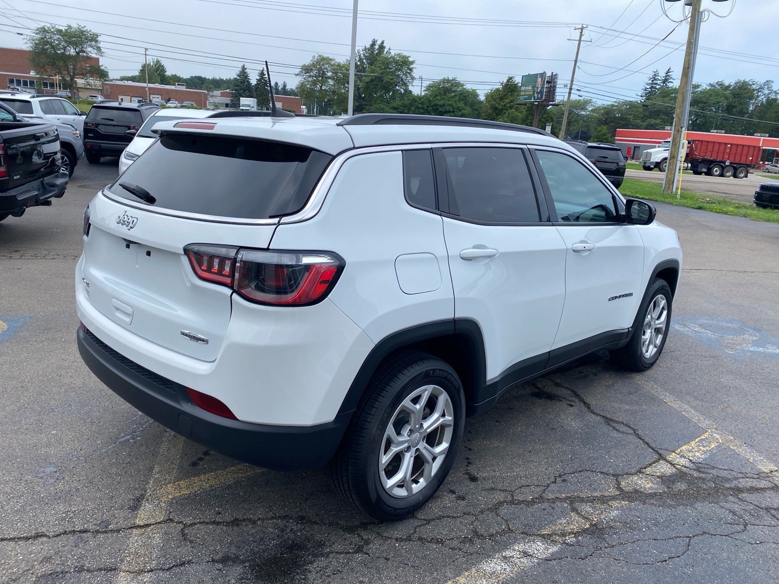 Used 2024 Jeep Compass Latitude AWD/4WD image 5