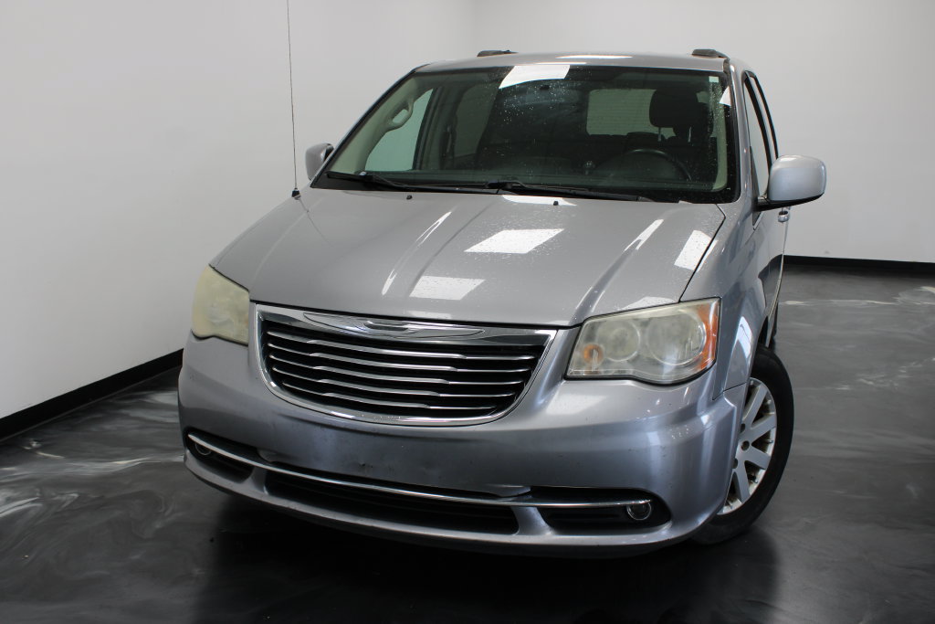 Used 2014 Chrysler Town & Country Touring FWD image 3