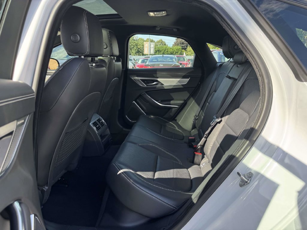 Used 2021 Jaguar XF R-Dynamic SE AWD/4WD image 12