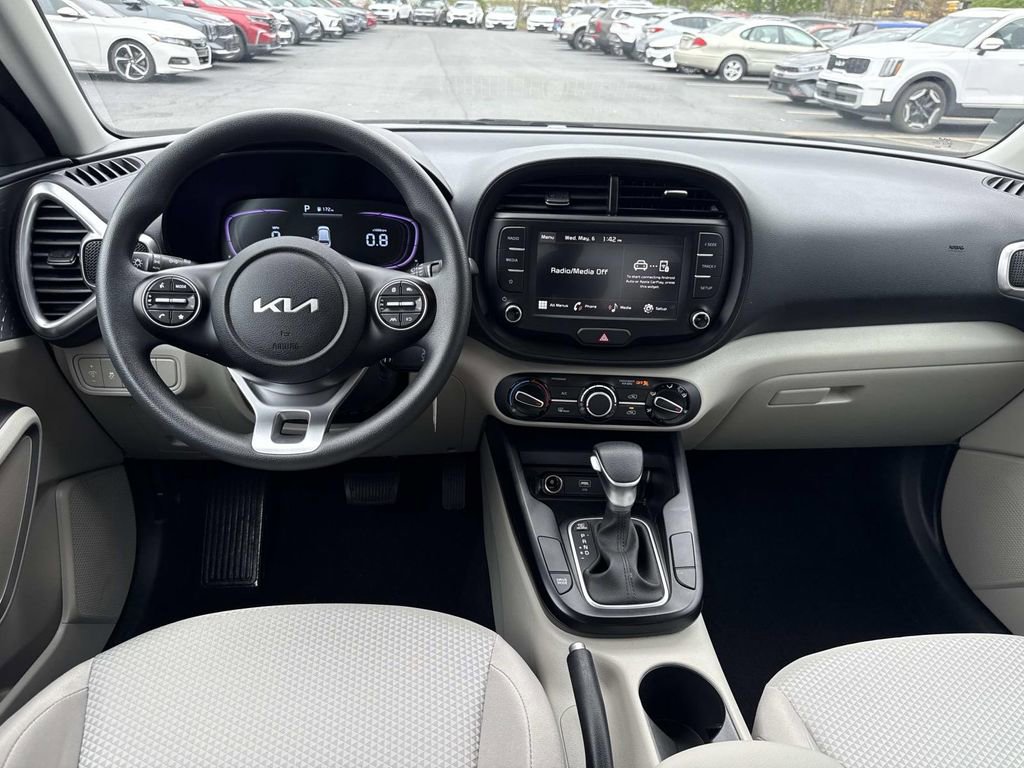 Used 2025 Kia Soul LX w/ LX Technology Package FWD image 13