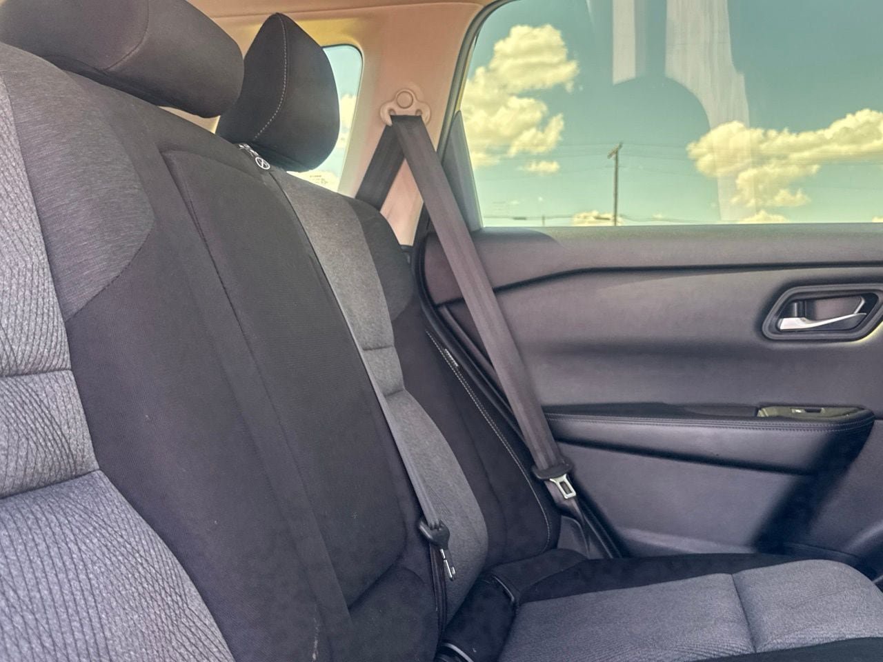 Certified 2025 Nissan Rogue SV FWD image 30