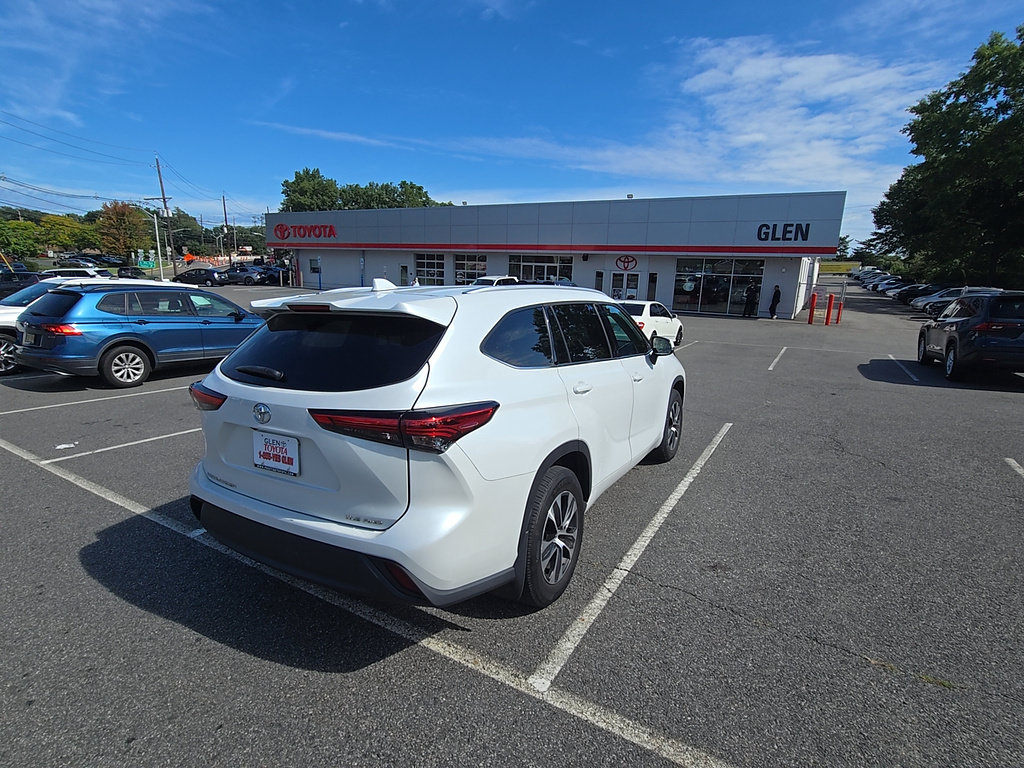 Used 2022 Toyota Highlander XLE AWD/4WD image 5