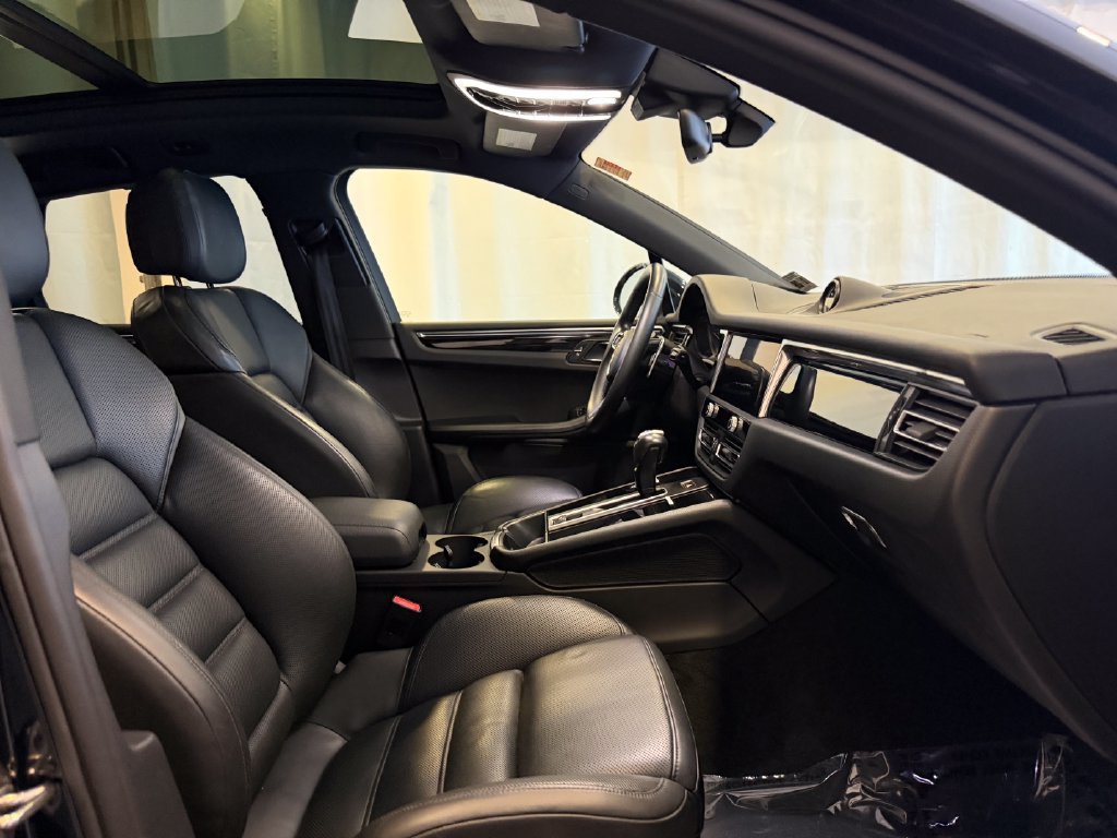 Certified 2023 Porsche Macan AWD/4WD image 16
