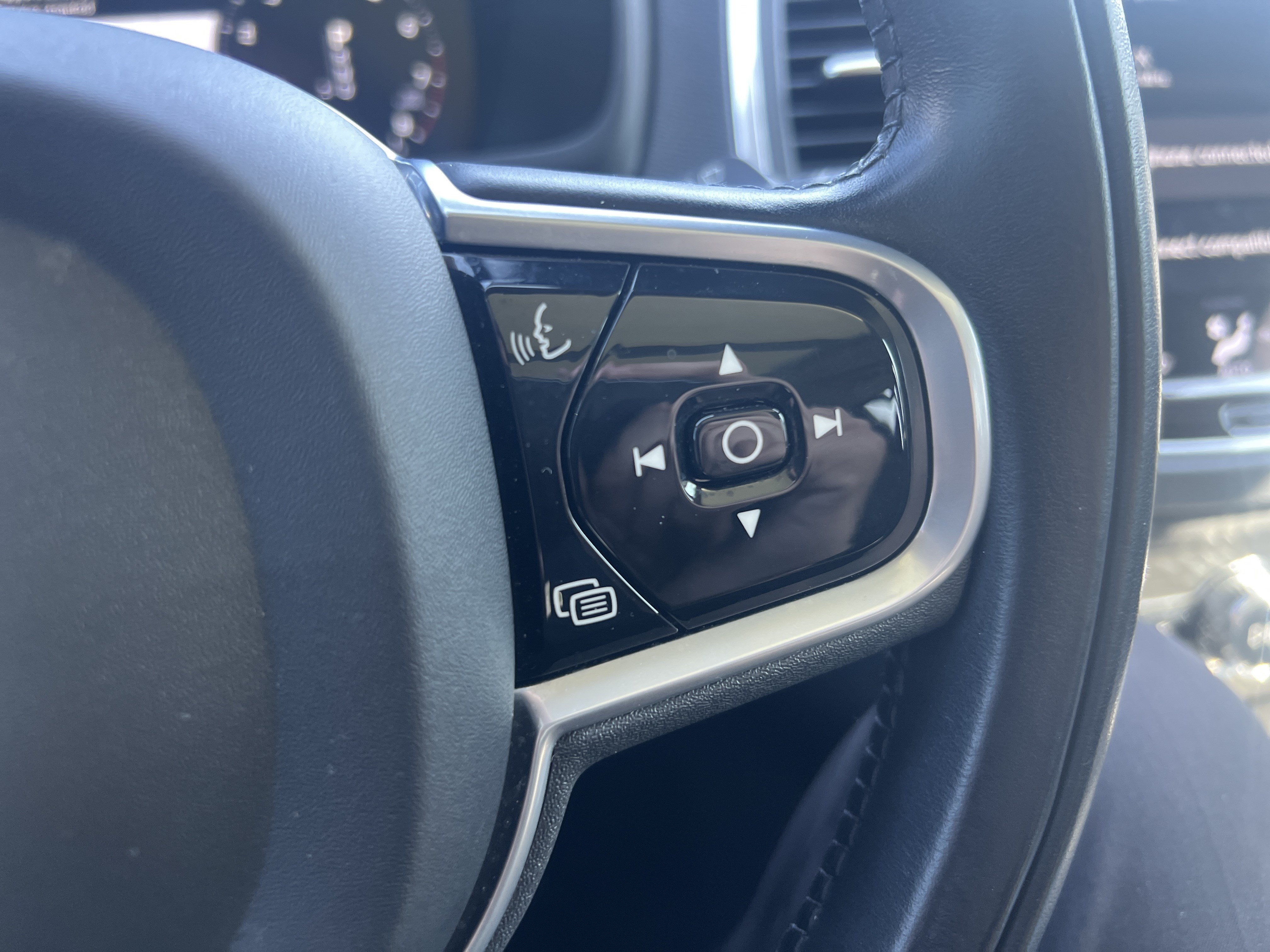Used 2022 Volvo XC90 T5 Momentum w/ Climate Package FWD image 20