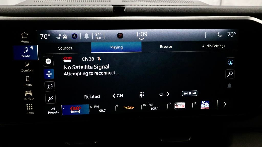 Used 2025 Jeep Wrangler Unlimited Sahara image 2