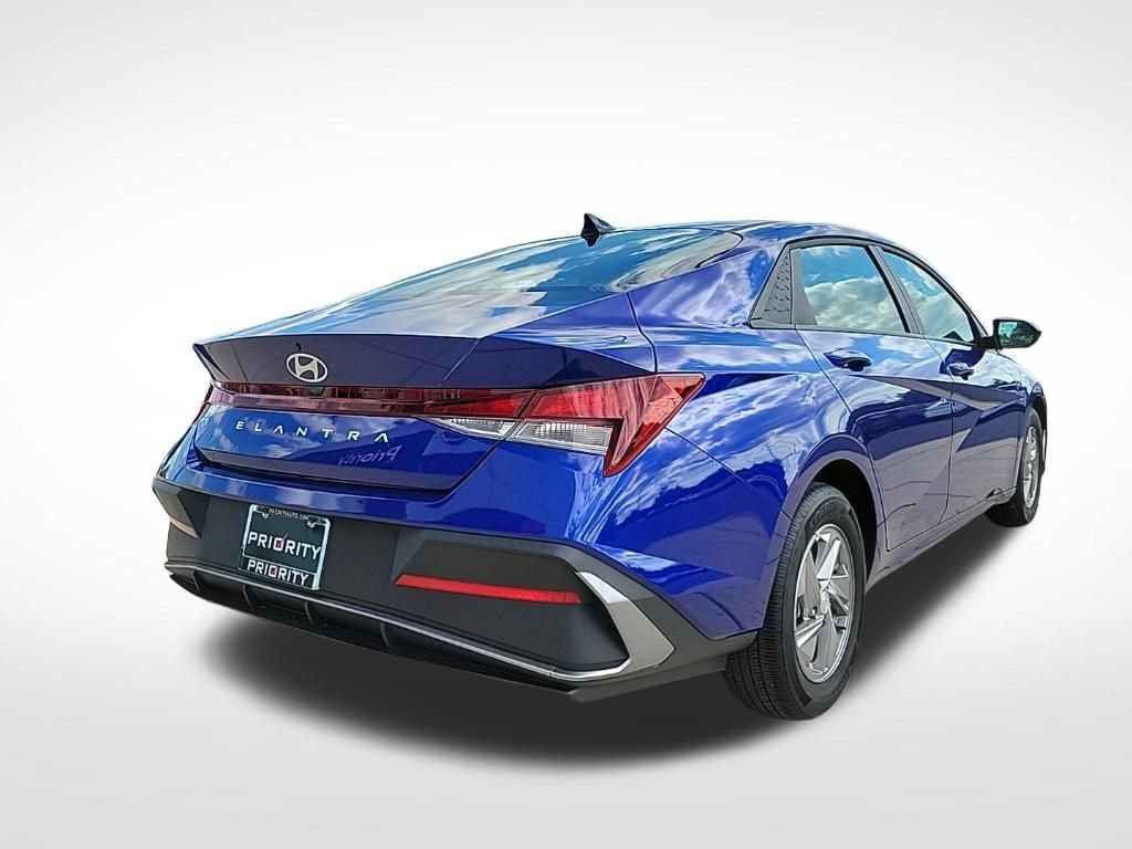 Used 2024 Hyundai Elantra SE FWD image 4